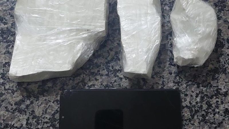 Polícia Militar de Sales Oliveira prende traficante com cocaína em carro de aplicativo