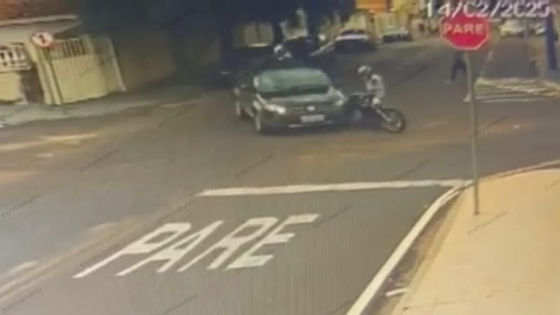 Câmera de segurança registra colisão entre carro e moto em cruzamento de Franca