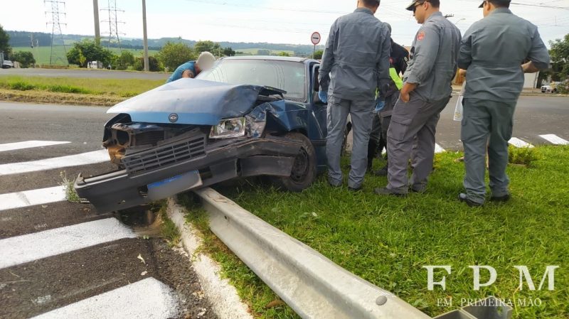 Motorista embriagado perde controle de veículo e colide em poste em avenida de Franca
