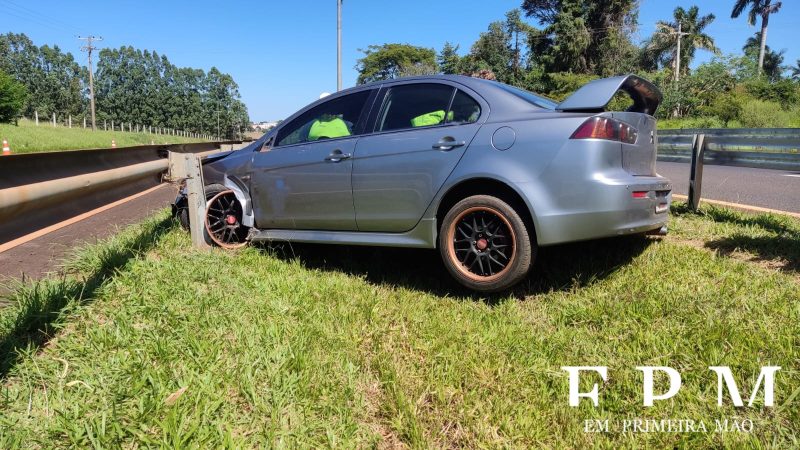Motorista perde controle de veículo e carro vai parar em canteiro central da Ronan Rocha