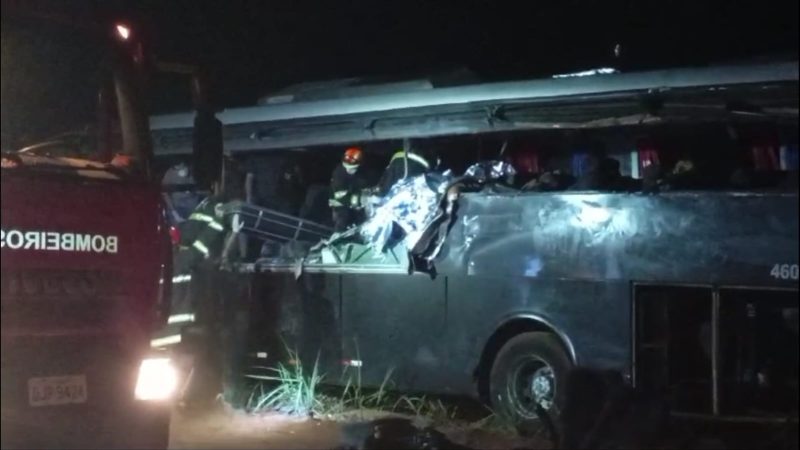 Colisão entre carreta e ônibus de universitários deixa mortos e feridos na região de Franca