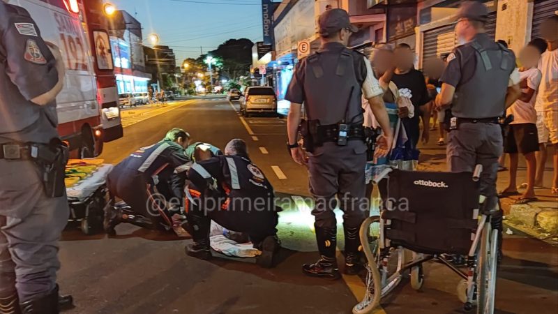 Idosa cadeirante é atingida por moto e fica gravemente ferida em Franca