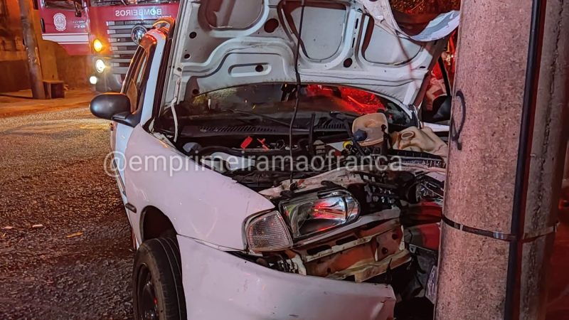 Mãe e filho ficam feridos após motorista colidir em poste em avenida de Franca