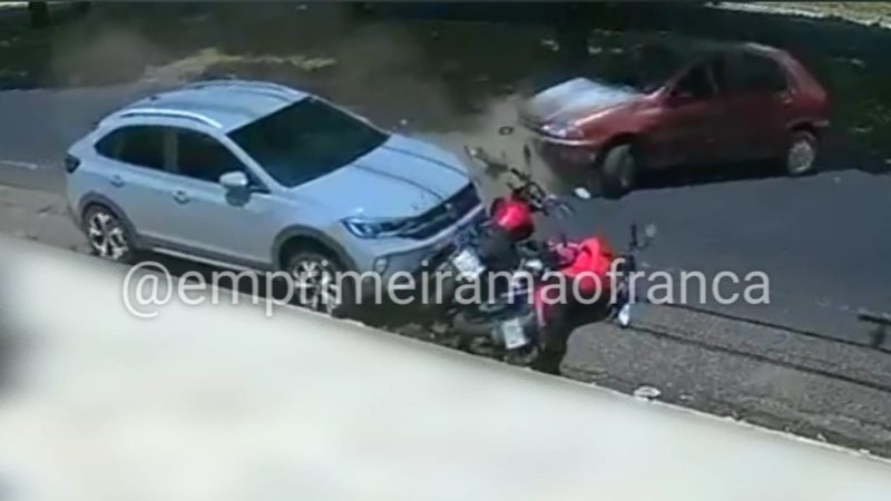 Câmera de segurança registrou colisão em veículos estacionados em avenida de Franca