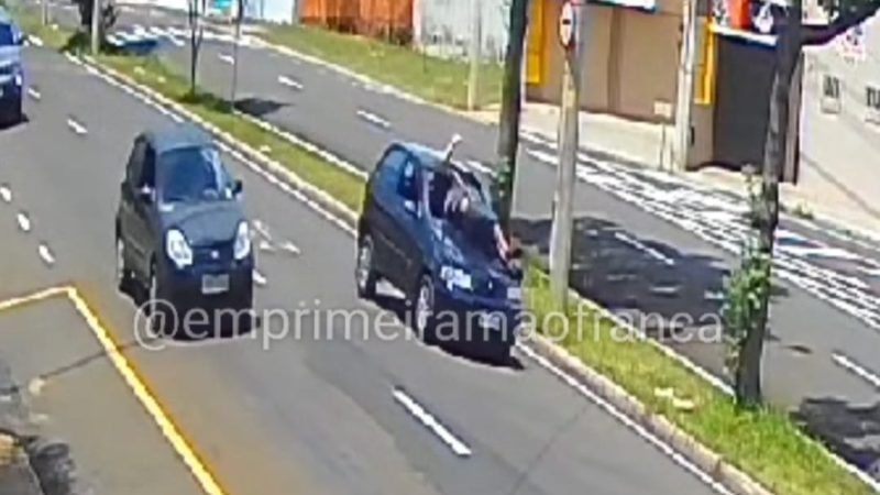 Câmera de segurança registra atropelamento em avenida de Franca