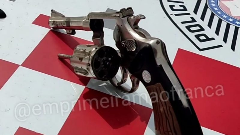 Homem é detido por porte ilegal de arma de fogo após desentendimento comercial em Franca