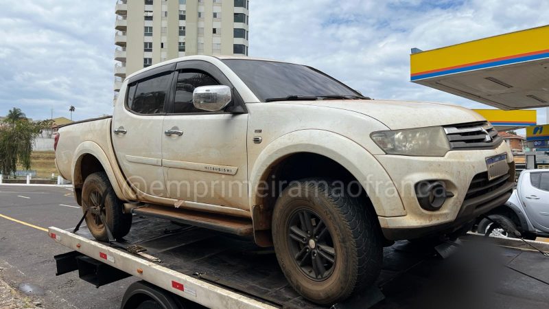 Caminhonete furtada no Jardim Dermínio em Franca é localizada em área de mata na região