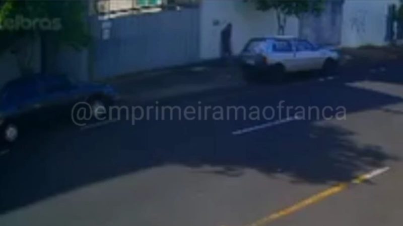 Criminoso é flagrado por câmeras de segurança furtando veículo na Vila Santos Dumont, em Franca