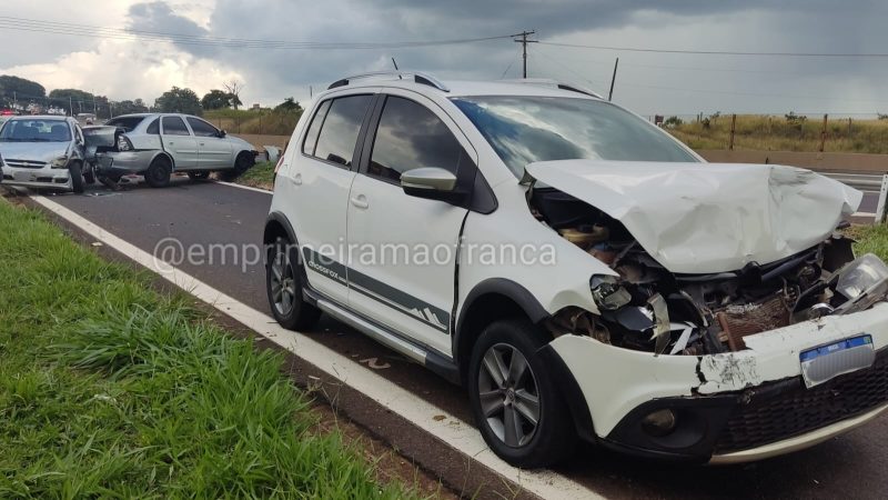 Engavetamento envolvendo cinco veículos é registrado em alça de acesso, em Franca