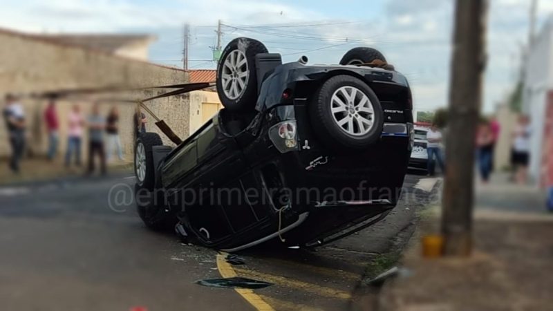 Carro capota após ser atingido por motorista que avançou sinal de pare em Franca