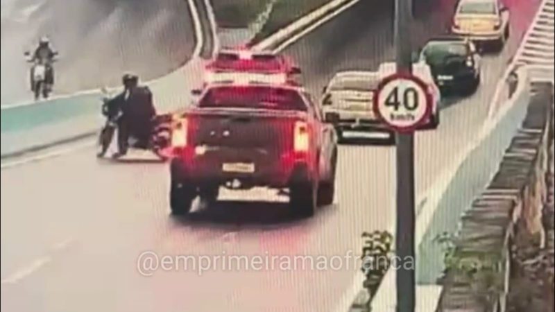 Câmera de monitoramento registra acidente que deixou motociclista ferido em Franca