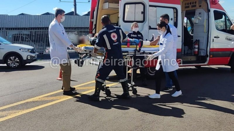 Motorista avança sinal de pare e causa acidente em avenida de Franca
