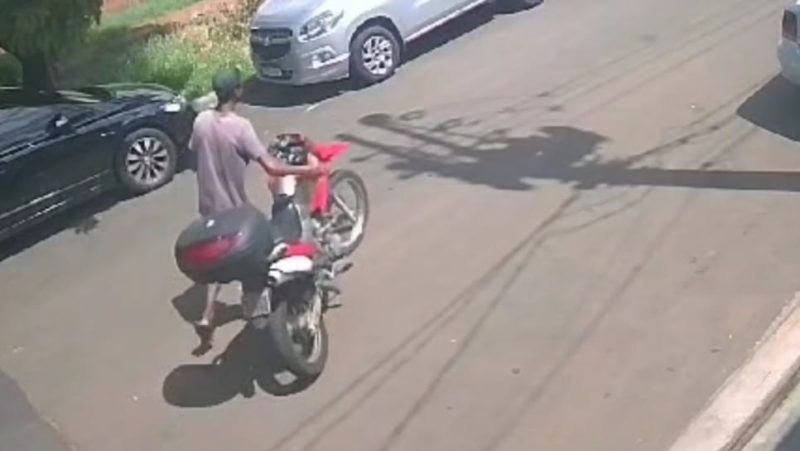 Criminoso é flagrado por câmera de segurança furtando moto em Franca