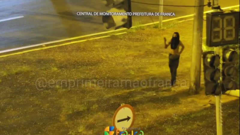 Criminosos são flagrados novamente furtando fiação de semáforo na Vila São Sebastião, em Franca