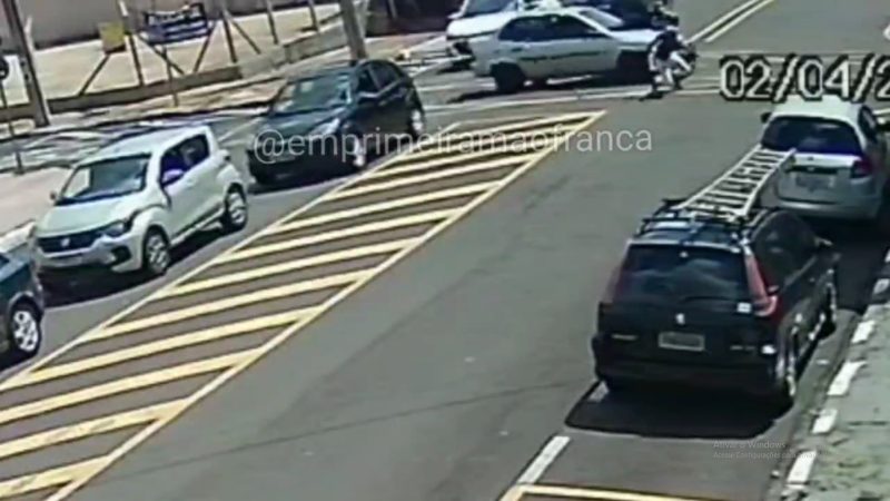 Câmera de segurança registra colisão entre carro e moto que deixou jovem ferido em Franca