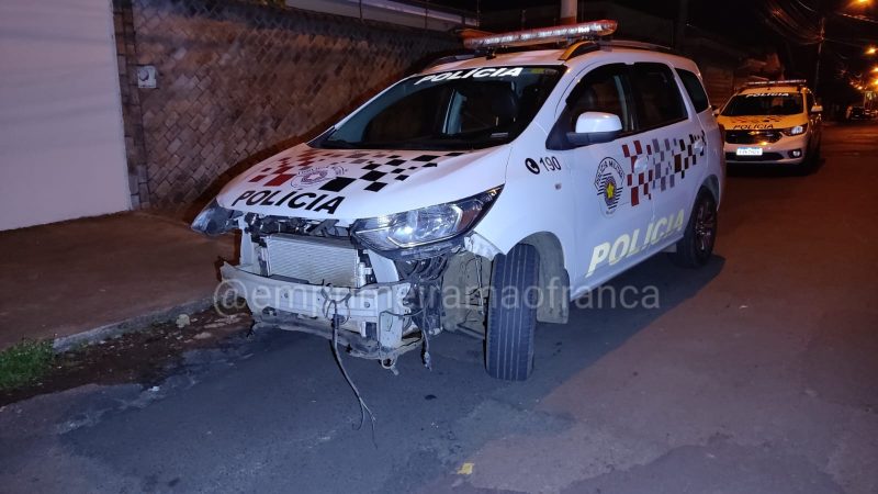 Foragido foge da polícia, bate em viatura, tenta escapar pelos telhados e acaba preso