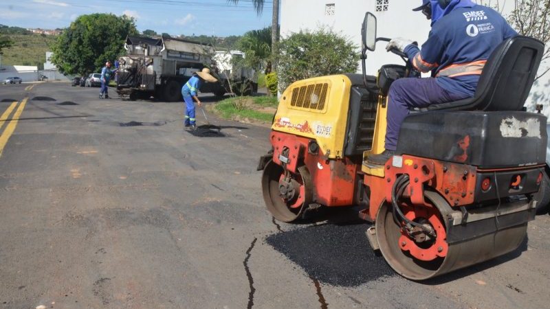 Emdef programa serviços de tapa-buracos no centro de Franca