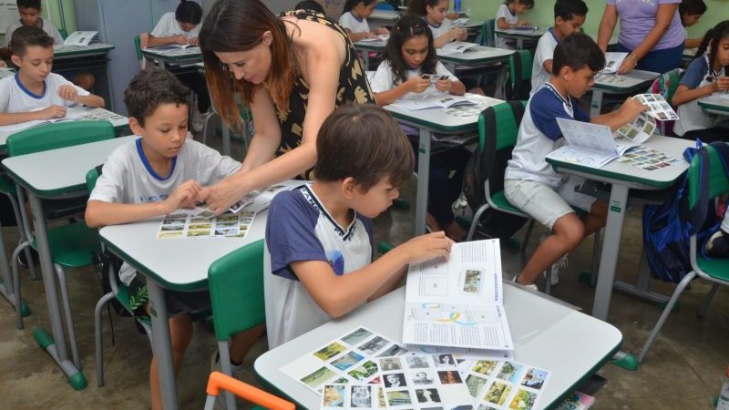 Educação lança álbum de figurinhas com a história dos 200 anos de Franca