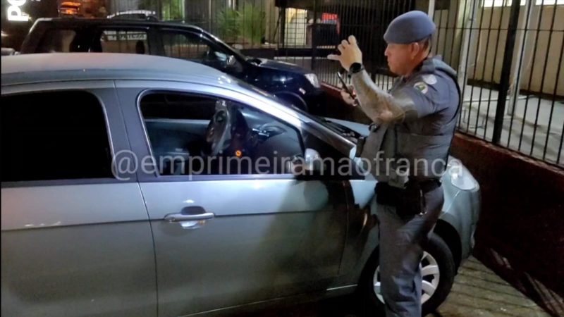 Criminoso reincidente é preso pela Polícia Militar após furtar bolsa de veículo durante missa