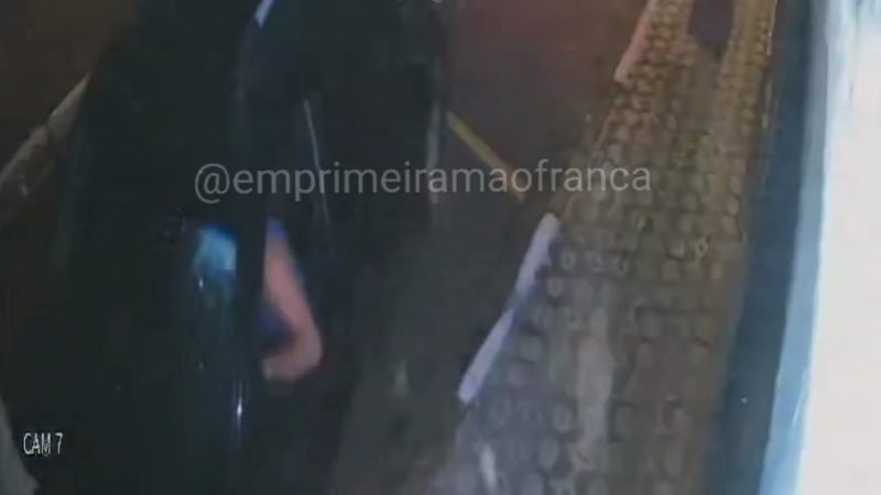 Colisão de caminhonete contra poste na área central de Franca é registrada por câmera de segurança