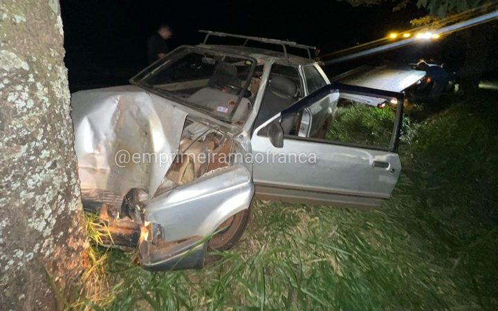 Motorista perde controle e colide em árvore na entrada de Cristais Paulista