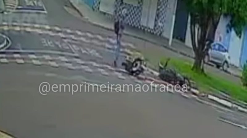 Câmeras de segurança registram colisão entre duas motos em avenida de Franca