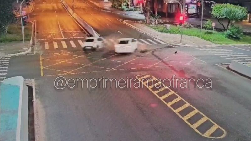 Motorista avança sinal vermelho e causa acidente em avenida de Franca