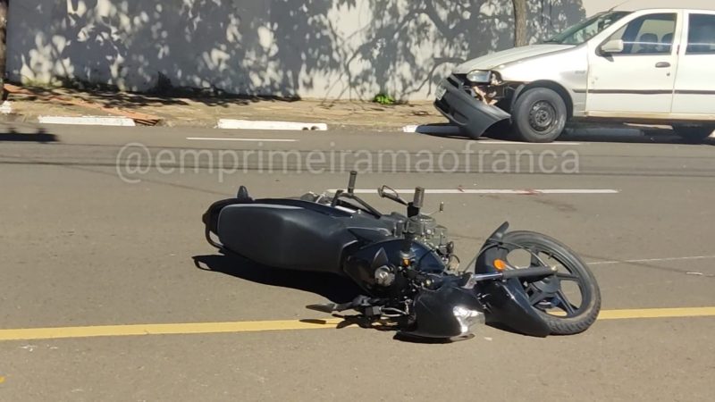 Acidente entre carro e moto deixa casal ferido em Franca
