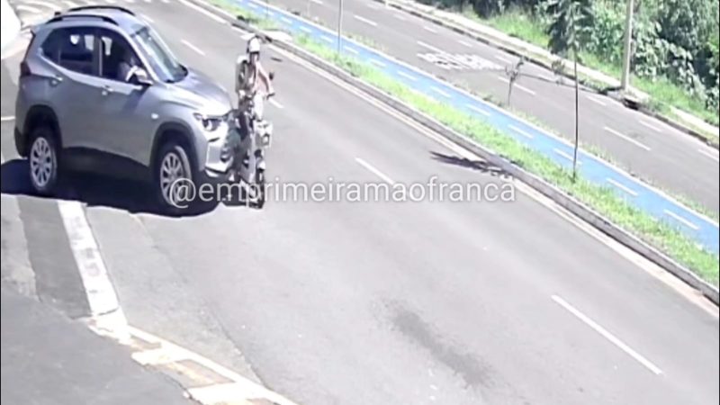 Câmera de segurança registra acidente de trânsito em avenida movimentada de Franca