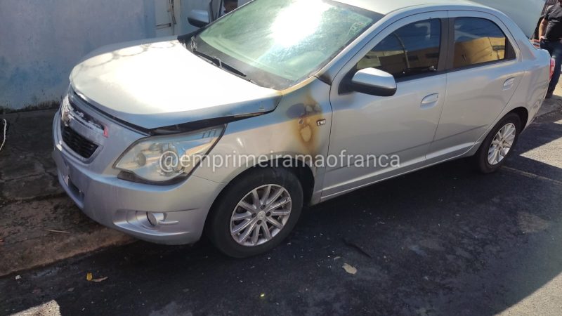 Carro é danificado após incêndio criminoso na Vila São Sebastião, em Franca