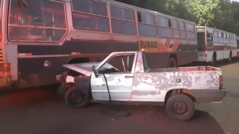 Criminoso furta veículo após receber carona, colide contra ônibus e é preso em Morro Agudo