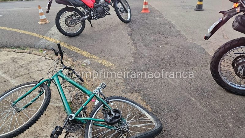 Câmeras de segurança registram colisão entre carro e bicicleta em cruzamento de Franca