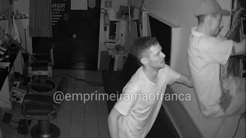 Criminosos são flagrados por câmera de segurança furtando barbearia em Franca