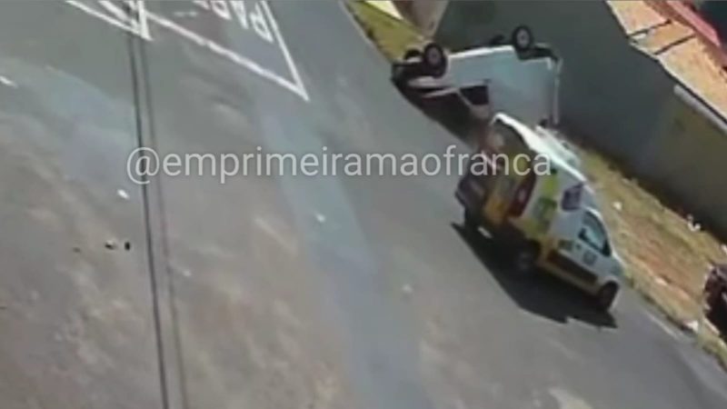 Câmeras de segurança registram colisão seguida de capotamento em cruzamento de Franca