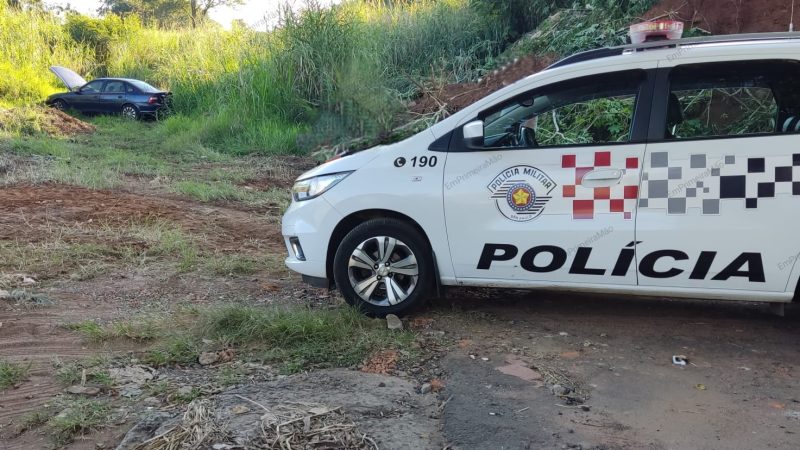 Carro furtado é localizado abandonado e danificado em área de mata em Franca