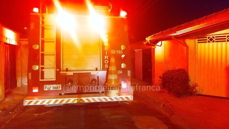 Incêndio em residência mobiliza equipes do Corpo de Bombeiros em Franca