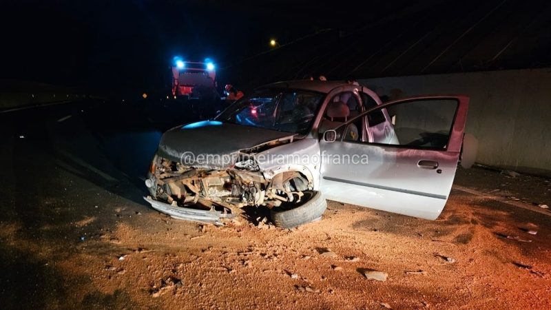 Veículo com quatro ocupantes despenca de viaduto na rodovia Cândido Portinari, em Franca