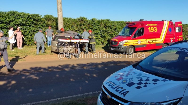 Motorista fica ferido após colidir veículo contra poste na região de Franca