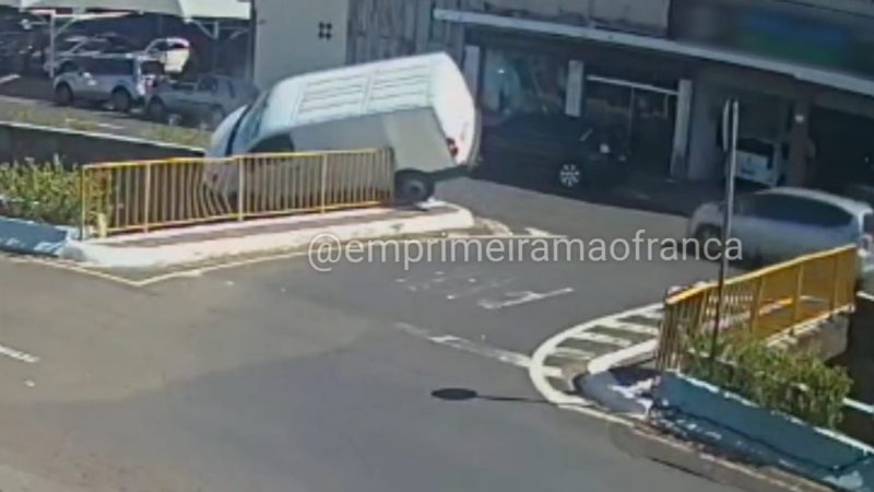 Motorista passa mal e furgão quase cai em córrego em avenida movimentada de Franca