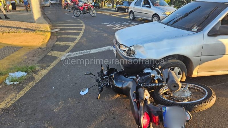 Moto fica presa debaixo de carro após colisão em avenida de Franca