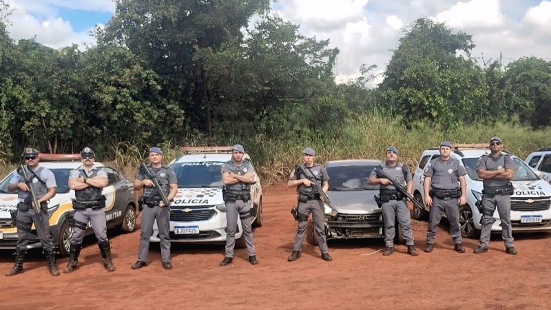 Criminoso foge da Polícia Militar, abandona carro roubado com drogas e é preso em Ipuã