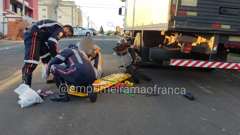 Motociclista fica ferido após colidir com caminhão em avenida de Franca