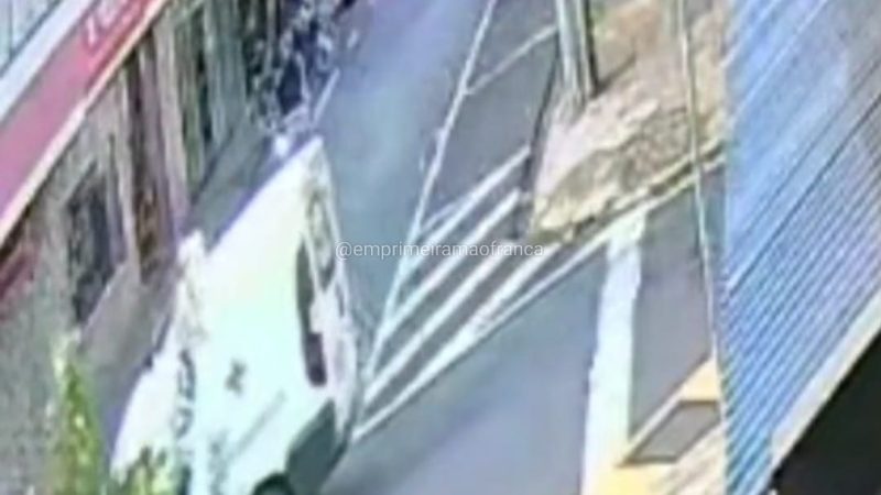 Câmera de segurança registra colisão entre carro e moto na área central de Franca