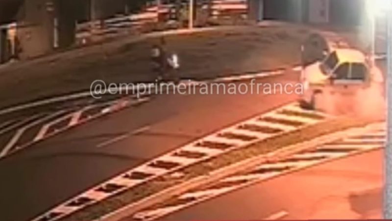 Motorista avança pare e provoca acidente em avenida na zona Oeste de Franca. Assista!