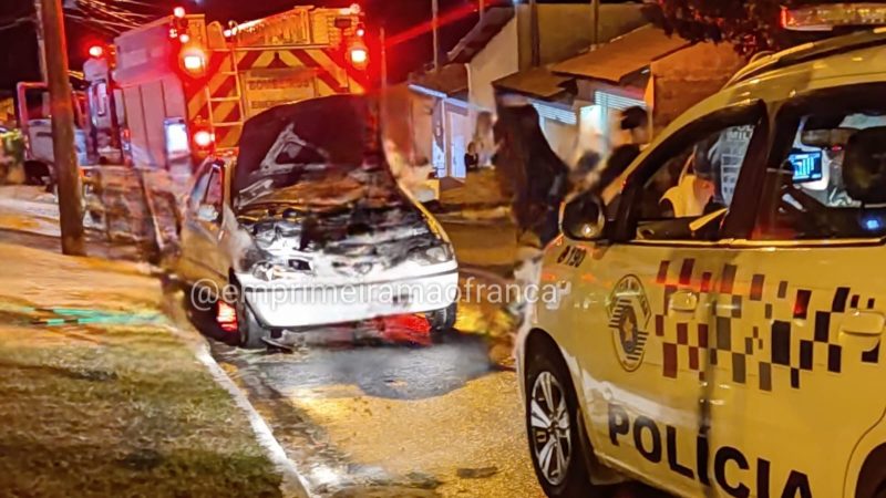Carro pega fogo após curto-circuito e fica com parte frontal destruída