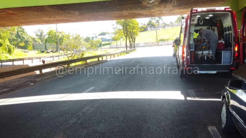 Motociclista cai em córrego após colidir em guard rail na avenida Hélio Palermo, em Franca