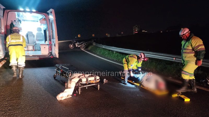 Motociclista sofre queda e por pouco não é atropelado em alça de acesso em Franca
