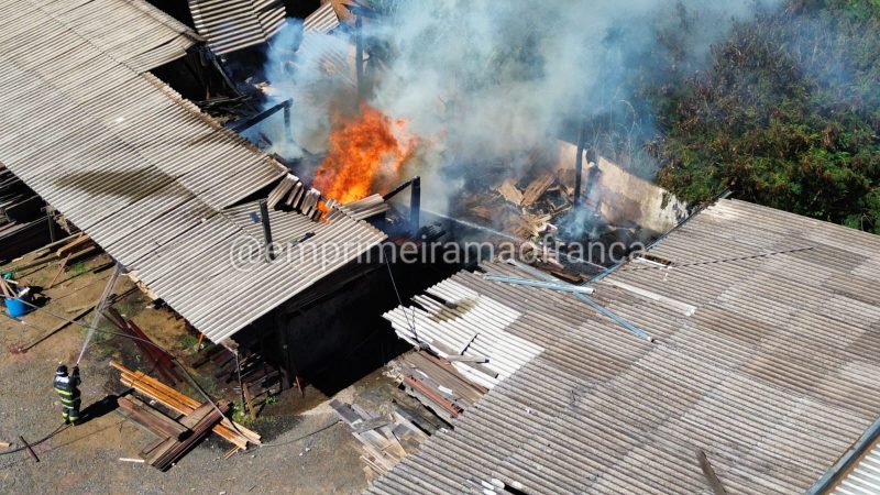 Incêndio de grandes proporções atinge madeireira no bairro Ângela Rosa, em Franca