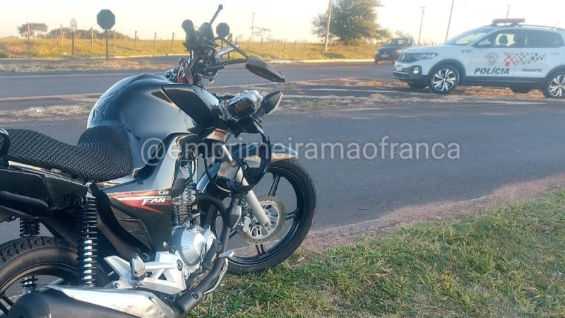 Acidente entre carro e moto em rodovia deixa motociclista ferida