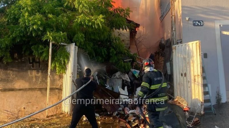 Incêndio destrói residência abandonada na Vila Nossa Senhora das Graças, em Franca